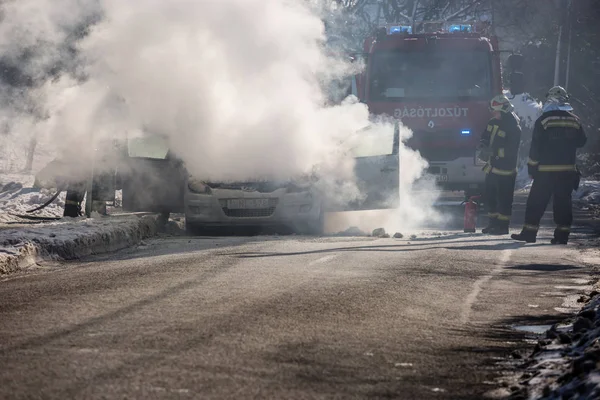 Brûler une voiture sur la route Pecs — Photo