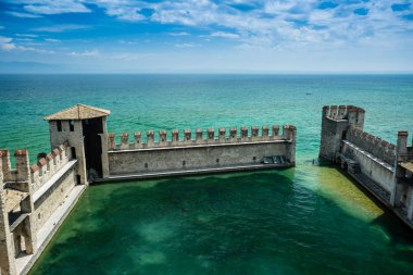 Sirmione Garda Gölü üzerinde. İtalya