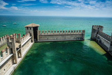 Sirmione Garda Gölü üzerinde. İtalya