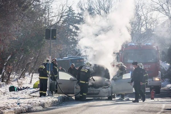 Brûler une voiture sur la route Pecs — Photo