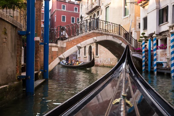 Venedig mit großem Kanal, Italien von einer Gondel aus — Stockfoto