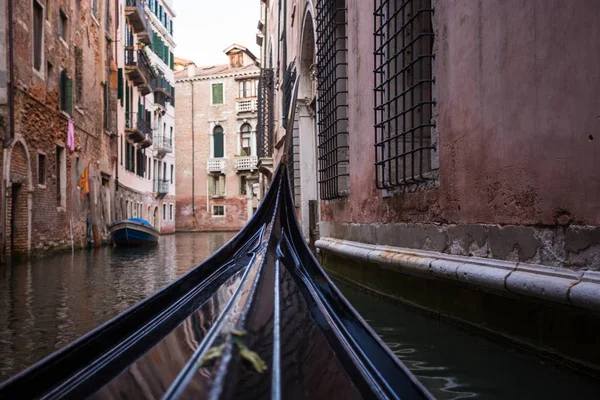 Veneza com Grand canal, Itália a partir de uma gôndola — Fotografia de Stock