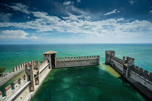Sirmione Garda Gölü üzerinde. İtalya