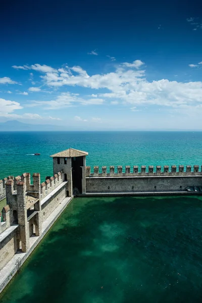 Sirmione en el lago Garda. Italia — Foto de Stock