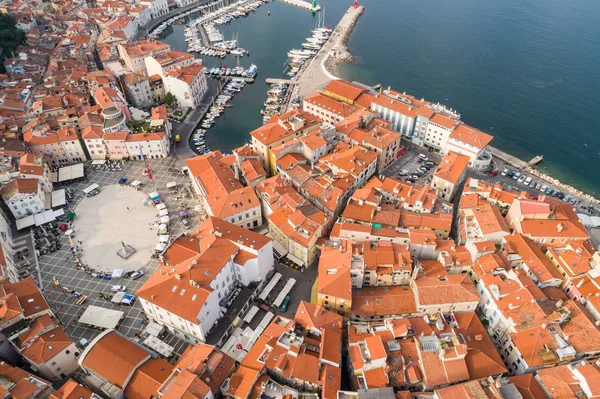 Piran na costa adriática eslovena ao sol da manhã — Fotografia de Stock