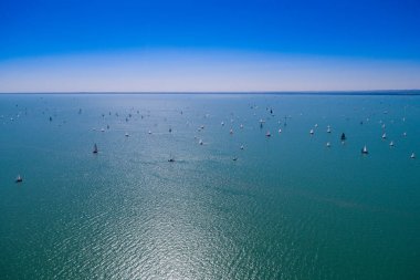 Beyaz yelkenli tekneler 