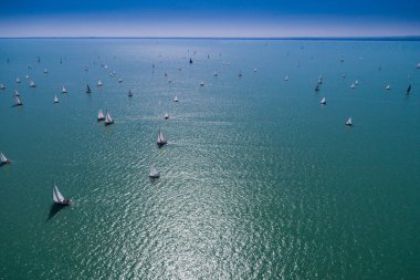 Beyaz yelkenli tekneler 