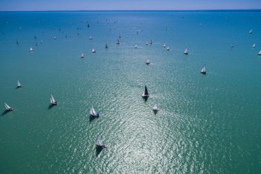 Beyaz yelkenli tekneler 