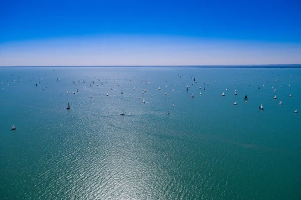 Beyaz yelkenli tekneler 