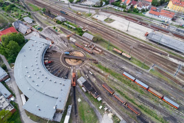 Flygfoto med järnvägsstation — Stockfoto