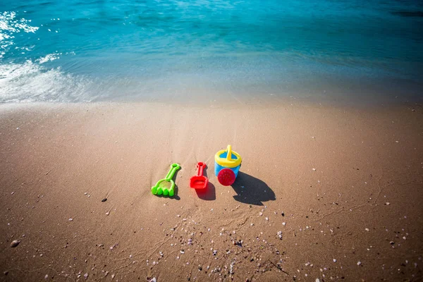Giocattoli da spiaggia per bambini con mare — Foto Stock
