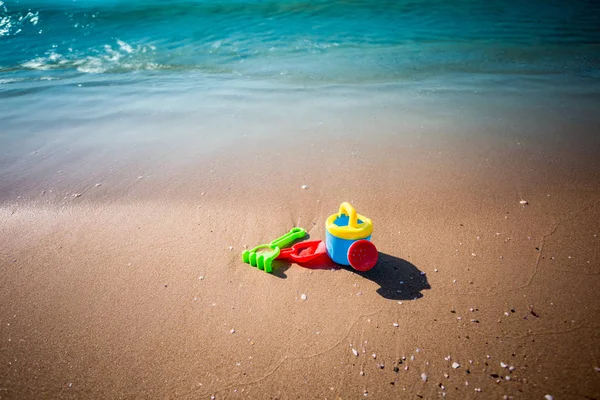 Giocattoli da spiaggia per bambini con mare — Foto Stock