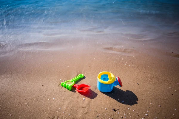 Giocattoli da spiaggia per bambini con mare — Foto Stock