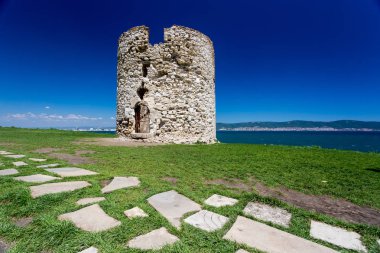 Bir kale kule kalıntıları 