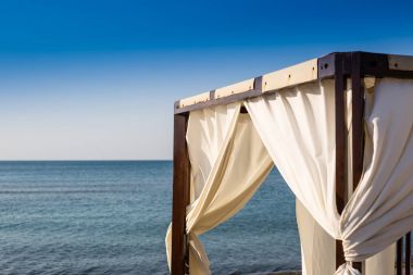 Bir plajda beyaz canopie