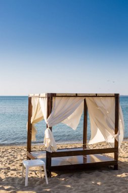 Bir plajda beyaz canopie