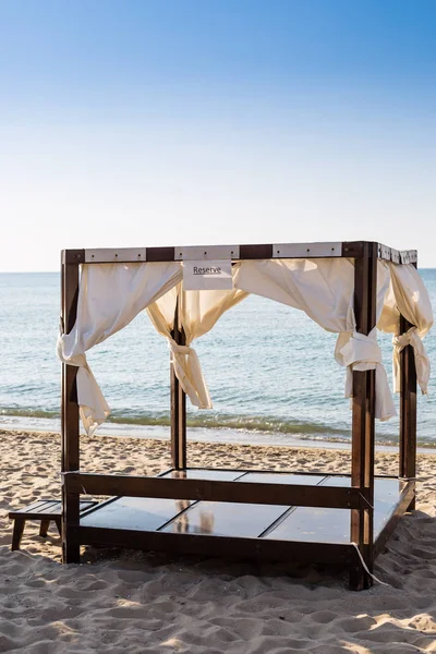 Canopée blanche sur une plage — Photo