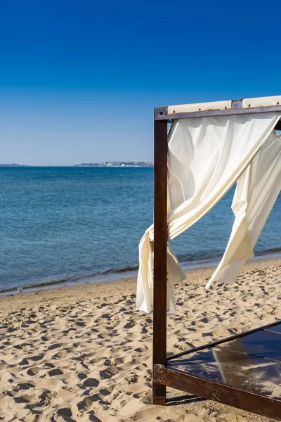 Canopée blanche sur une plage — Photo