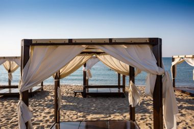 Bir plajda beyaz canopie