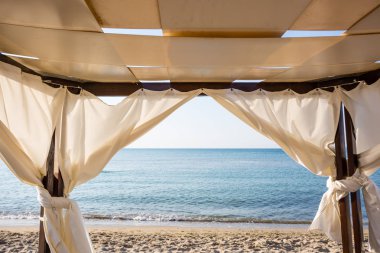 Bir plajda beyaz canopie