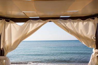 Bir plajda beyaz canopie