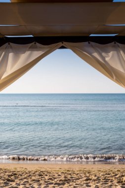 Bir plajda beyaz canopie