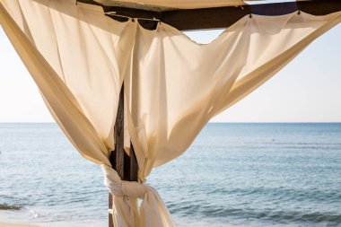 Bir plajda beyaz canopie