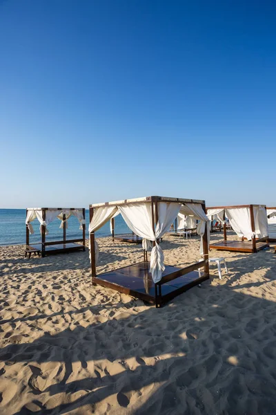 Bir plajda beyaz canopie