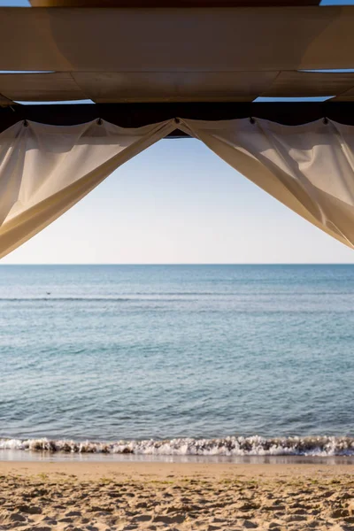 Bir plajda beyaz canopie