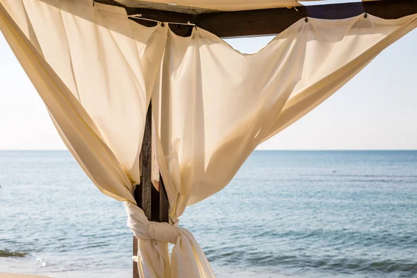 Canopie bianco su una spiaggia — Foto Stock