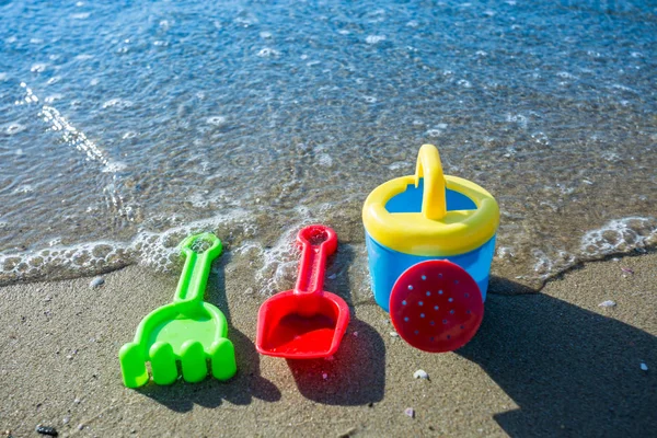 Giocattoli da spiaggia per bambini con mare — Foto Stock