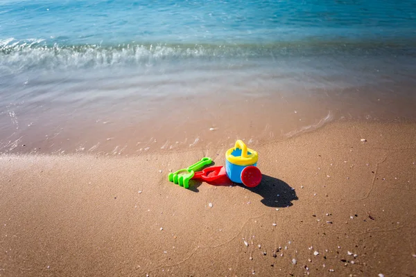 ของเล่นชายหาดสําหรับเด็กที่มีทะเล — ภาพถ่ายสต็อก