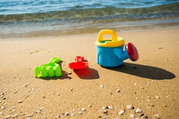 Giocattoli da spiaggia per bambini con mare — Foto Stock