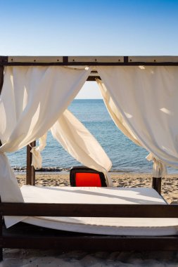 Bir plajda beyaz canopie