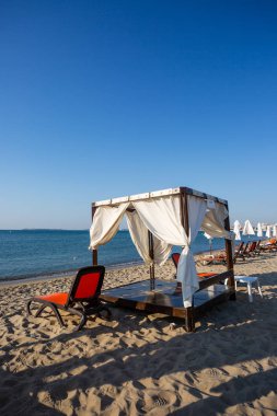 Bir plajda beyaz canopie