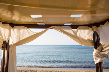 Bir plajda beyaz canopie