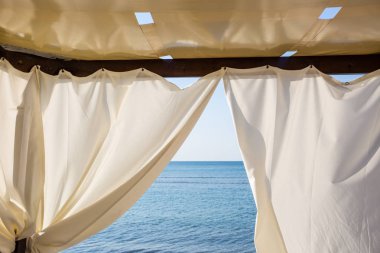 Bir plajda beyaz canopie