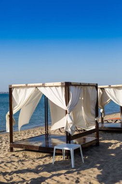 Bir plajda beyaz canopie