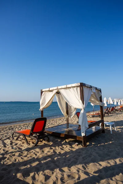 Bir plajda beyaz canopie