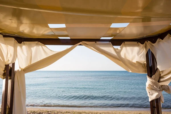 Bir plajda beyaz canopie