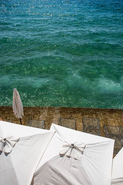 Spiaggia con ombrelloni e lettini — Foto Stock