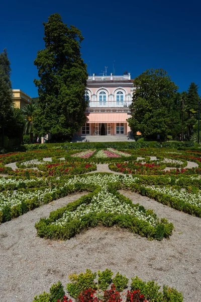 Villa Angiolina und umgebender Park — Stockfoto
