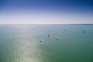 Beyaz yelkenli tekneler 