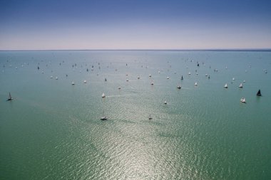 Beyaz yelkenli tekneler 