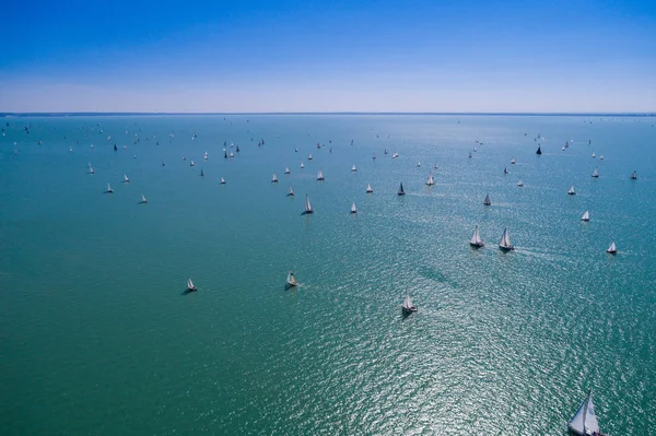 Beyaz yelkenli tekneler 