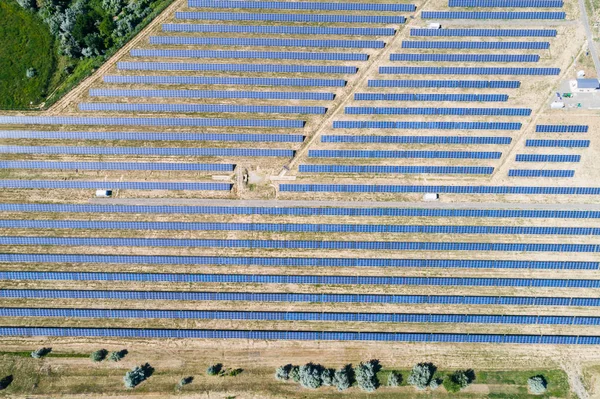 Widok z powietrza na elektrownię słoneczną — Zdjęcie stockowe