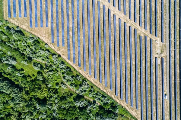 Widok z powietrza na elektrownię słoneczną — Zdjęcie stockowe