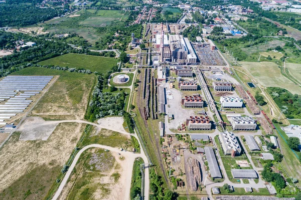 Güneş enerjisi santraline hava görüntüsü