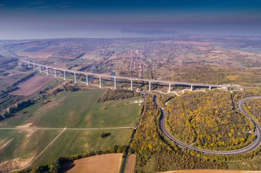 Viyadük sonbahar doğa ile