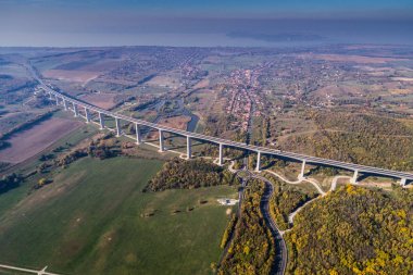 Viyadük sonbahar doğa ile